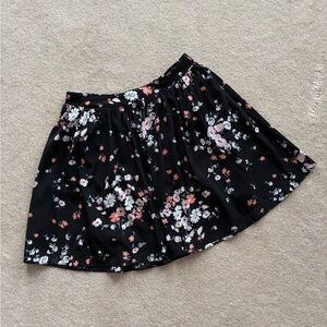 Lauren Conrad short floral black skirt with pockets. XS